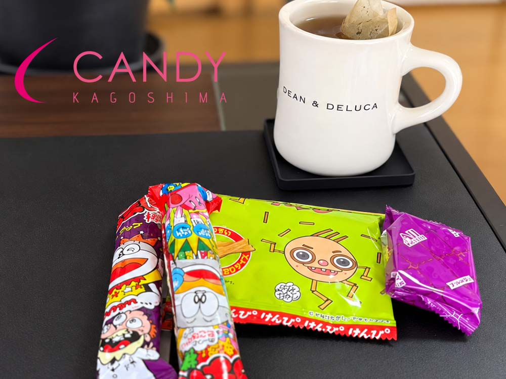 マグカップとお菓子を置いたブログ制作デスク