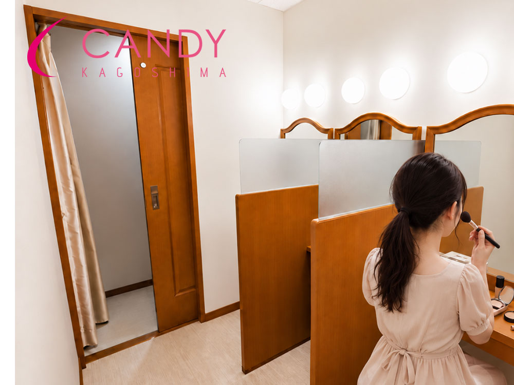 Candyのドレッサーで身支度をする様子