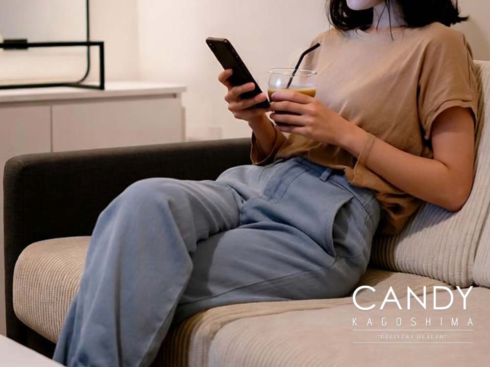 Candyの待機スペースでスマートフォンを見ながらくつろぐ女性